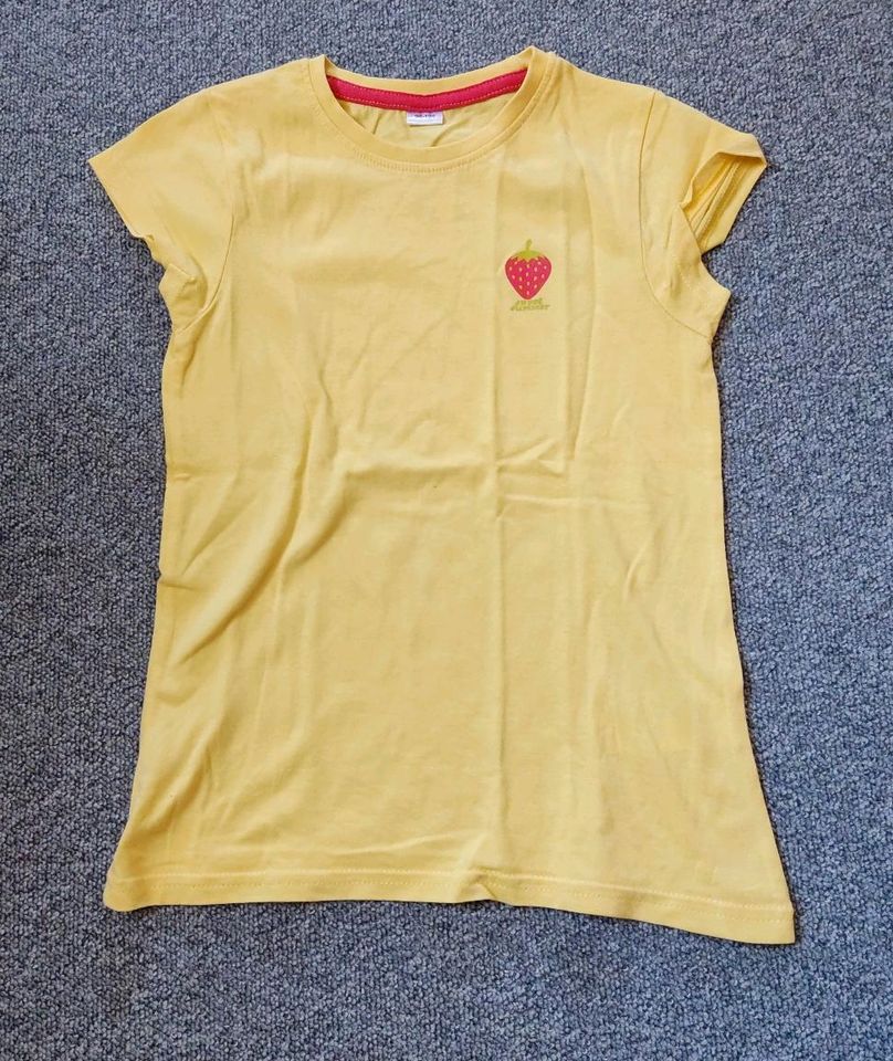 Unterhemden, T-Shirt, Badebekleidung, Größe 98/104 in Northeim