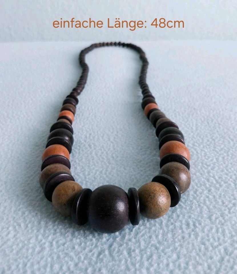 Halskette aus Holz Holzkette Trendschmuck in Kühlungsborn