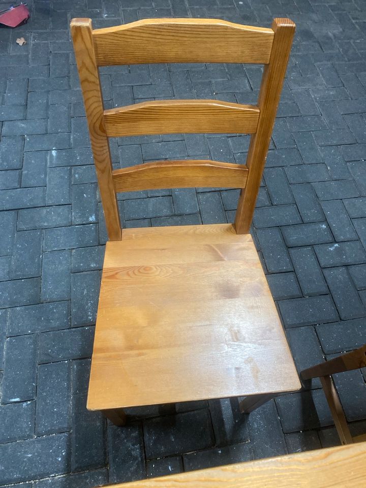 Tisch mit Stühlen in Bottrop
