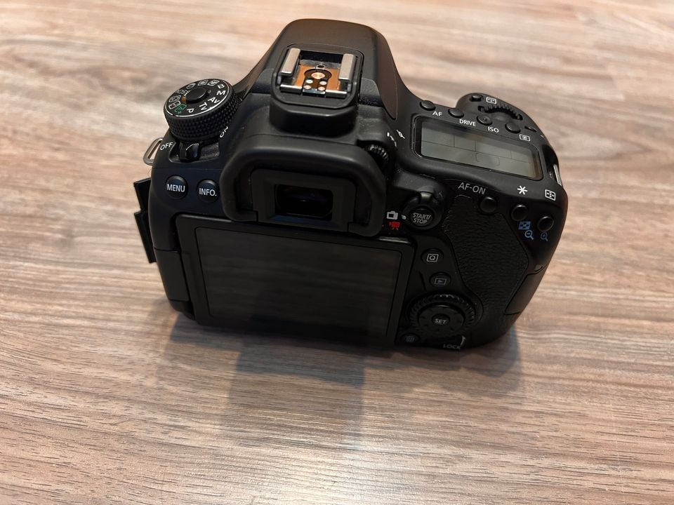 Verkaufe Canon EOS 80d + 2 Objektive in Osdorf
