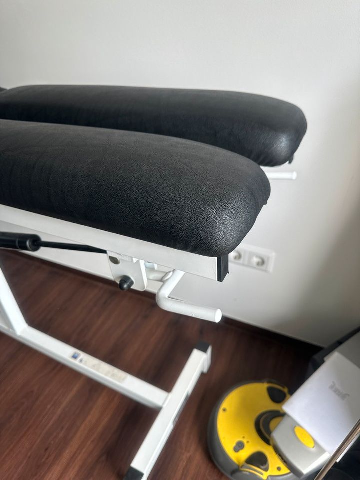 Liege Massageliege Flachbank Physiotherapie in Simmozheim