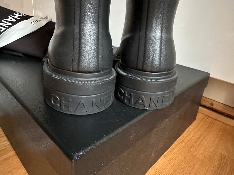 Chanel Gummistiefel ge 37 in Bad Homburg