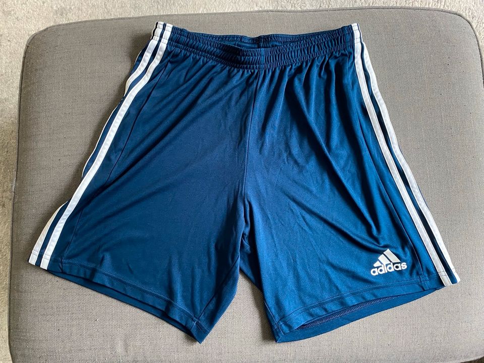 Adidas Sporthose Shorts Fußballhose Gr. M dunkelblau wie neu in Hannover