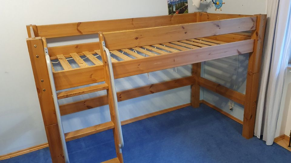 Kinderzimmer aus Massivholz, Hochbett, Kleiderschrank, Regal in Eltville