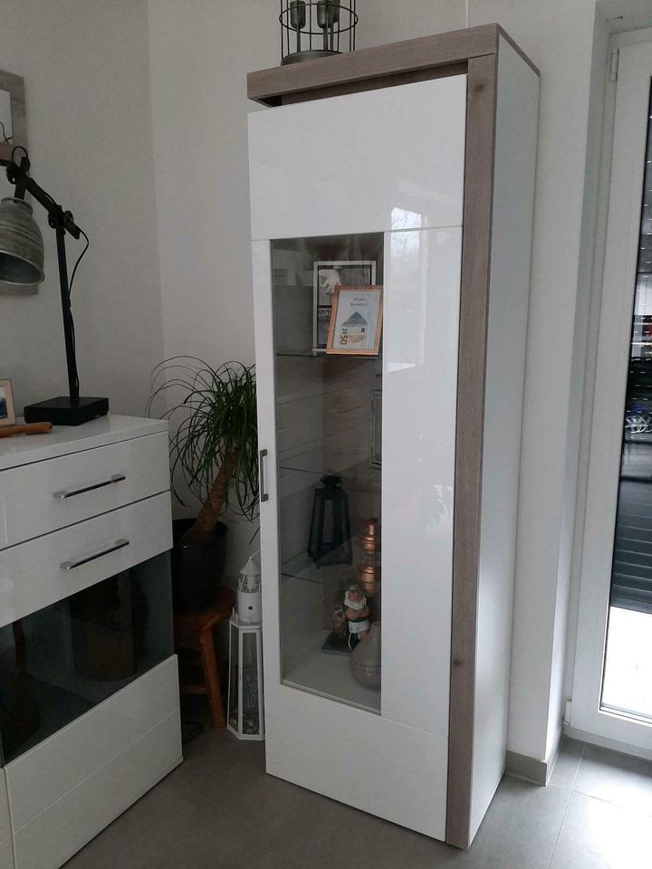 Vitrine Weiß Hochglanz Eiche Regal Woddy Schrank Wohnzimmer in Westerwalsede