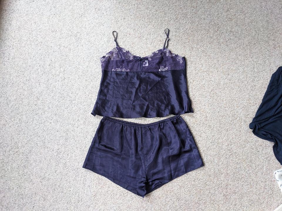 Tolle Satin Nachtwäsche 44 Hemdchen Pyjama lila Spitze leicht in Hennigsdorf