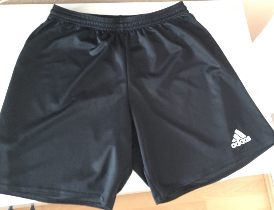 Kurze Adidas Sport Hose in Flensburg