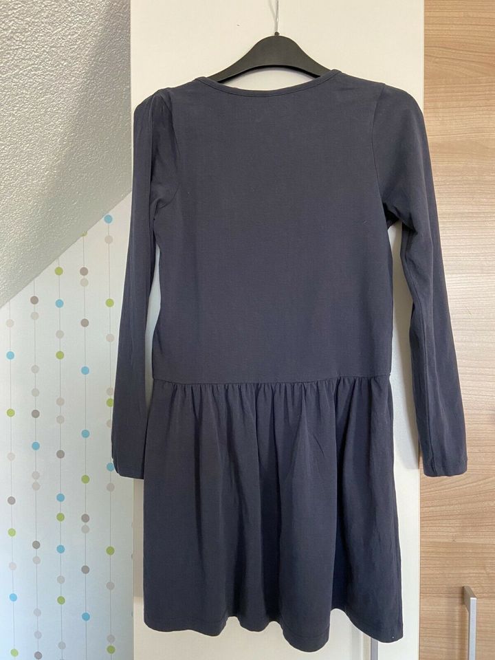 sOliver Kleid mit Wasserfall Ausschnitt Pailletten Herz Gr.128 in Bolanden