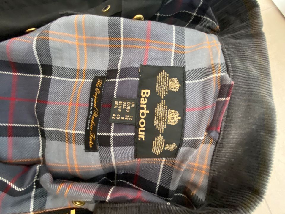 Neuwertige Barbour Wachsjacke mit Taillengürtel schwarz in Rellingen