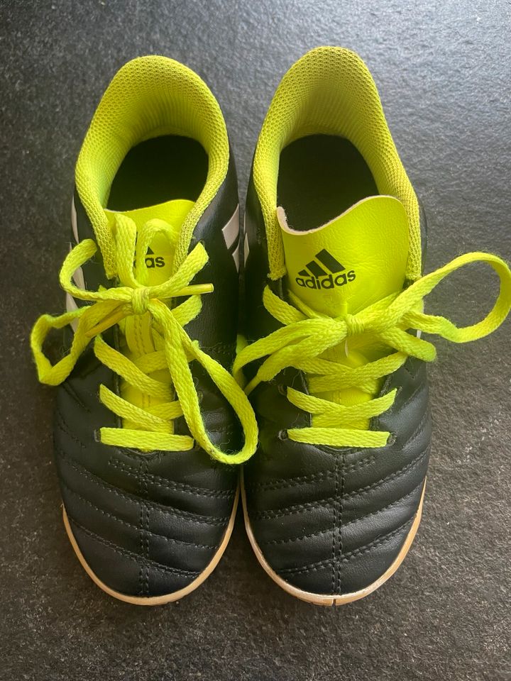 Adidas Fußball Schuhe Hallenschuhe 31 in Grevenbroich