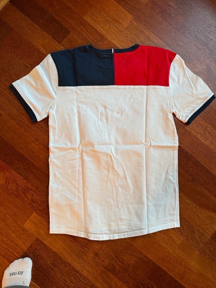 Tommy Hilfiger T-Shirt Gr. 176 in Wendelstein