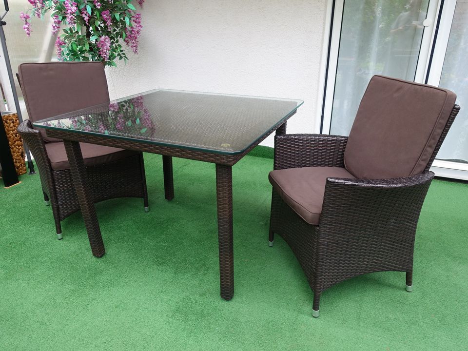 2 Rattan Sessel + 4 Kissen + passendem Tisch mit Glasplatte in München