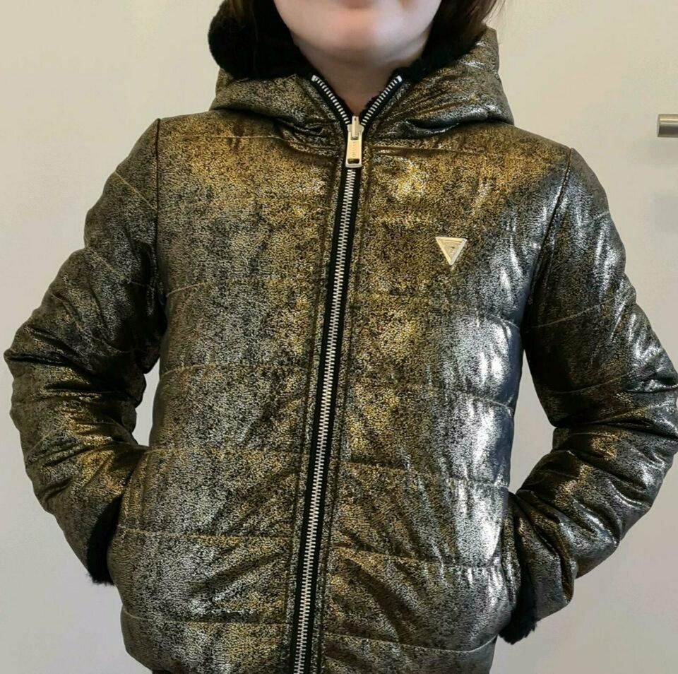 Guess Gr. 122 Winterjacke Kunstfell zweifarbig schwarz-gold in Wiesbaden