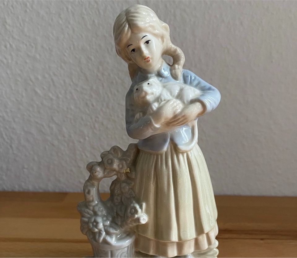 Gilde Figur. Selten / Blumenmädchen mit Kätzchen (?) in Bad Kreuznach