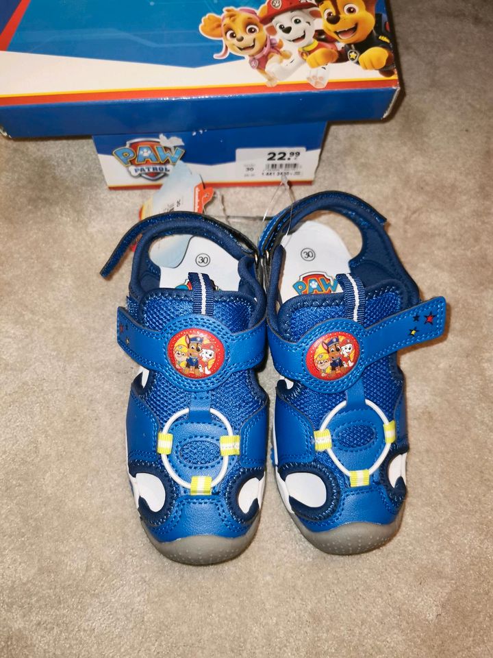 Neu & OVP: Blaue Paw patrol Sandalen, Größe 30 mit Klettverschlus in Berlin