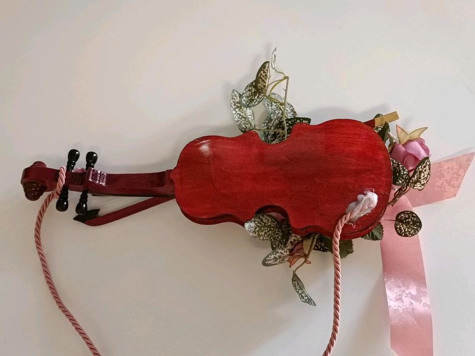 Geige (Dekoartikel) zur Wandaufhängung in Haßloch