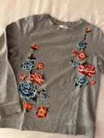 Leichter Sweater mit Stickblumen Nordrhein-Westfalen - Rösrath Vorschau