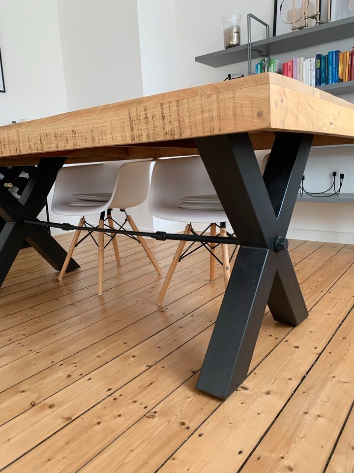 Esstisch Holztisch mit Stahlfüßen in Mönchengladbach