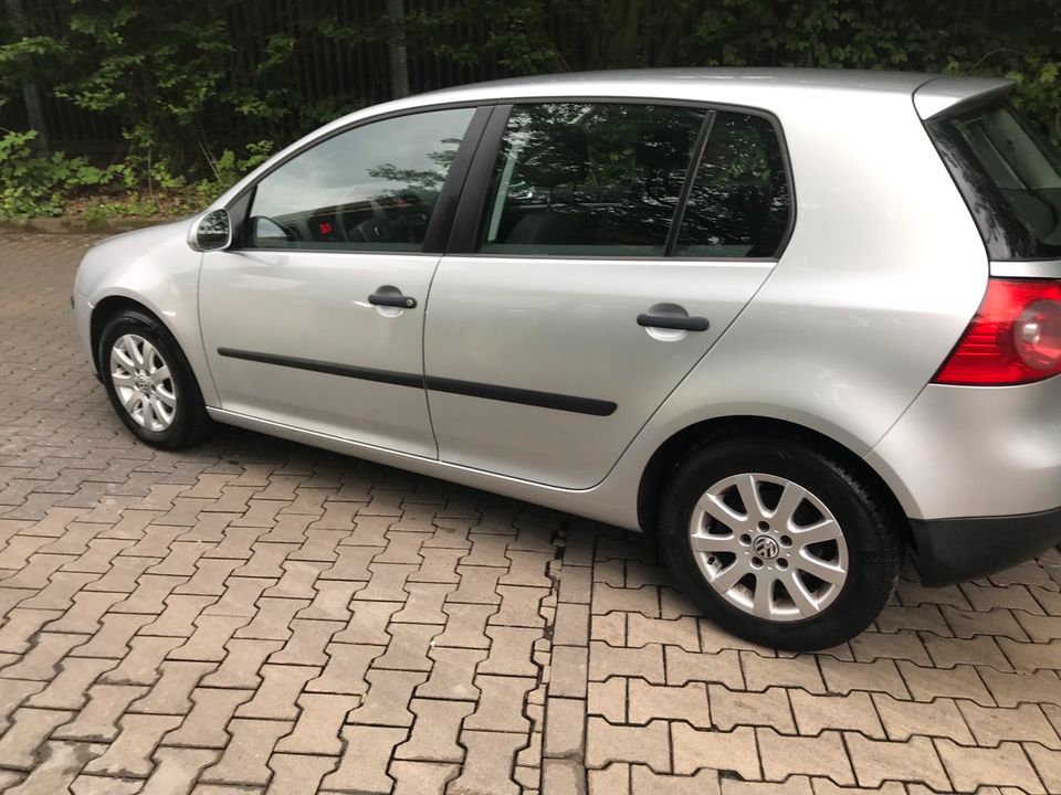 Vw Golf  DSG Automatik 1 Hand TÜV 05.2025 in Grevenbroich