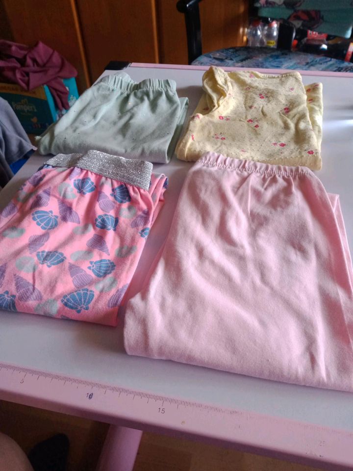 Kinder will Leggings und T-Shirt in Größe 122 in Oldenburg