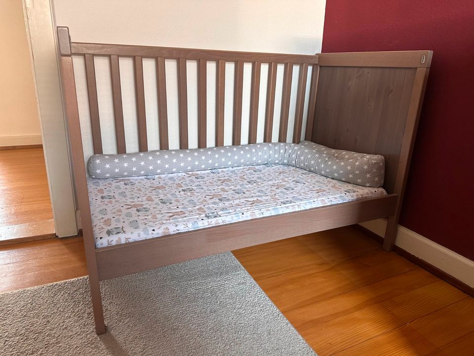 Babybett SUNDVIK braun 70x140 cm, wie NEU in Emmendingen