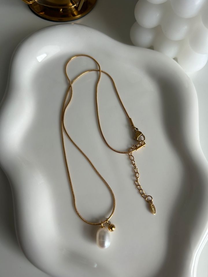 Halskette mit Süßwasser Perlen, vergoldet in Berlin