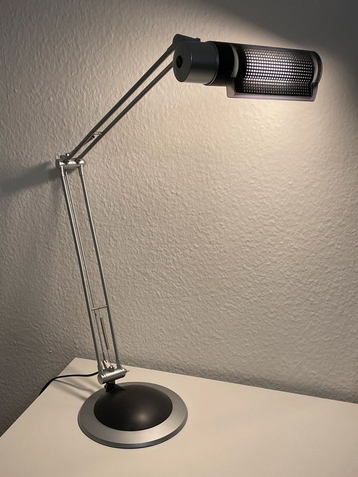 Schreibtischlampe mit Ersatzleuchtmittel in Grevenbroich