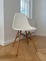 Vitra Eames Plastic Chair weiß mit Holzbeinen Stuhl Sessel Origin München - Schwabing-West Vorschau