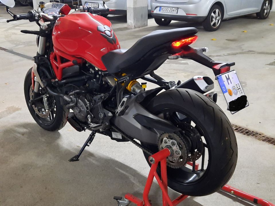 Ducati Monster 1200 in Oberschleißheim