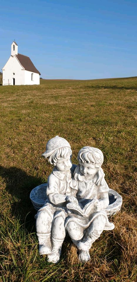 Gartenfiguren/ Dekofiguren/ Jung und Mädchen sitzend in Eberhardzell