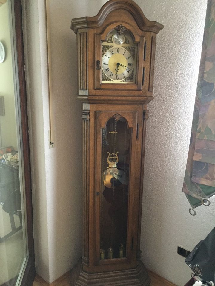 Möbelstücke aus Hausstandverkleinerung,Standuhr, Vollholzschrank in Langenzenn