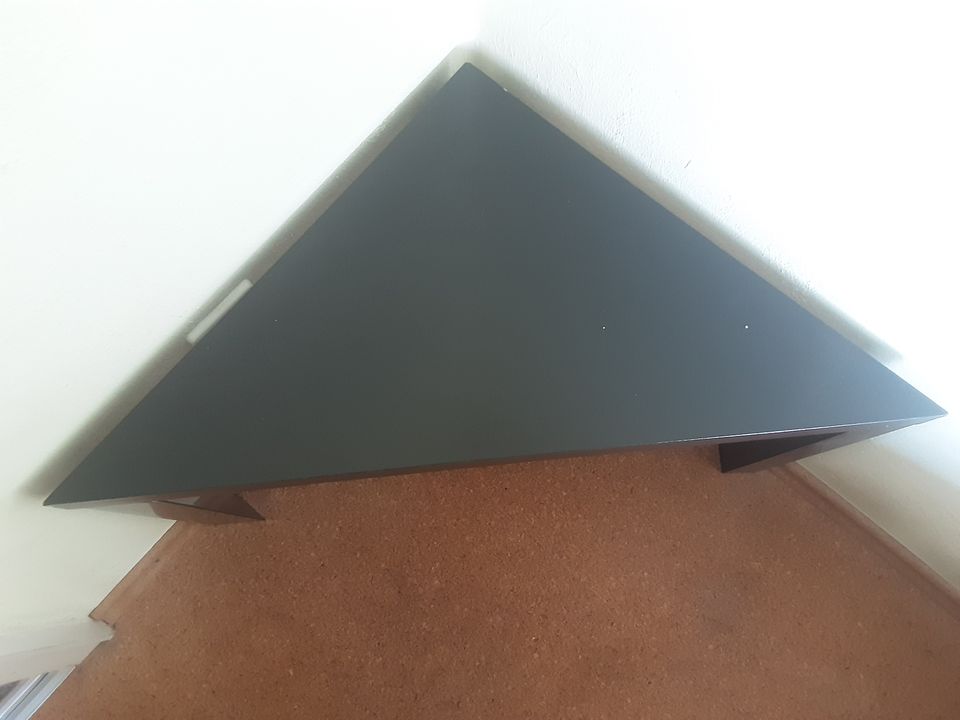 schwarzer kleiner Beistelltisch Tisch Dreiecktisch für die Ecke in Germering