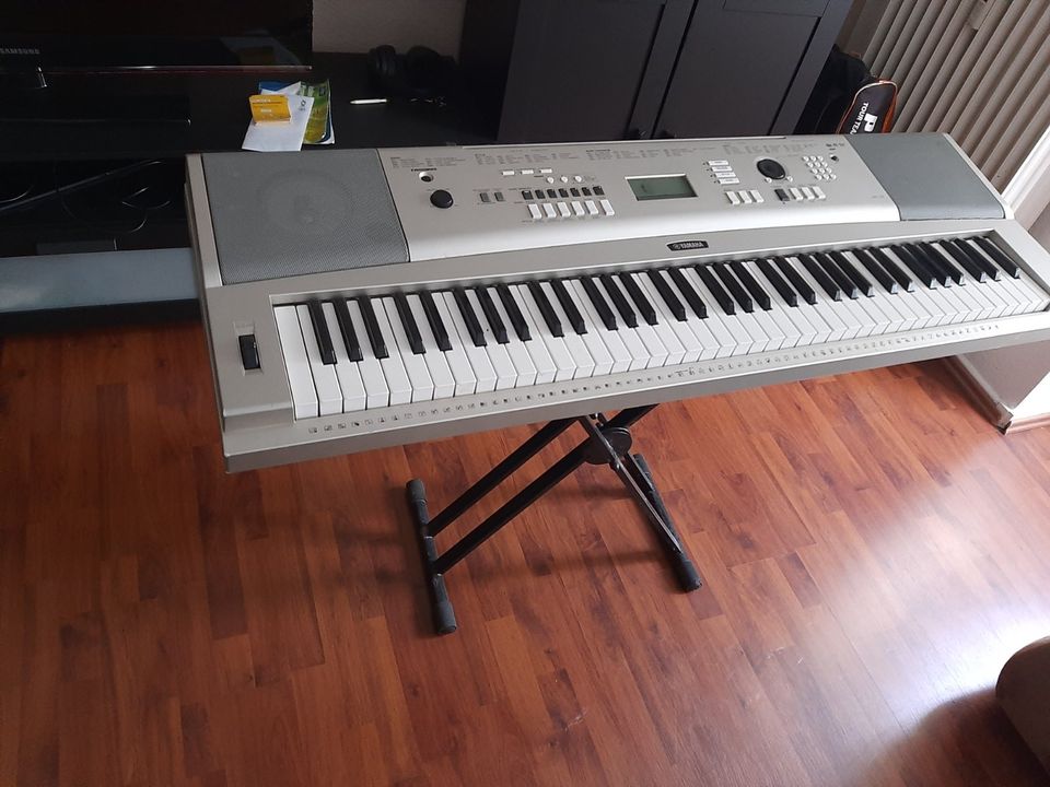 Yamaha keyboard YPG-235 in Offenbach