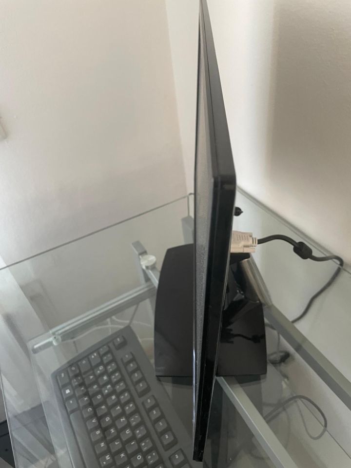 PC + Monitor + Tastatur + Maus + Tisch in Krailling