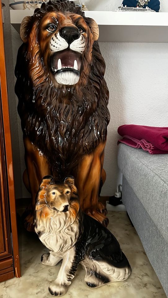 Löwe und Hund Statuen in Berlin