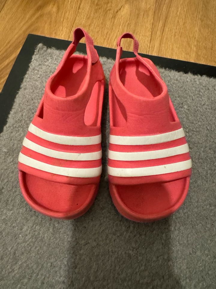 Adidas gummisandalen, nabaji badesandalen, gartenclogs in Berlin - Neukölln  | Gebrauchte Kinderschuhe Größe 23 kaufen | eBay Kleinanzeigen ist jetzt  Kleinanzeigen