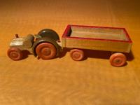 Holz Traktor mit Anhänger, DDR, ca. Ende 70-er Jahre Sachsen - Meißen Vorschau