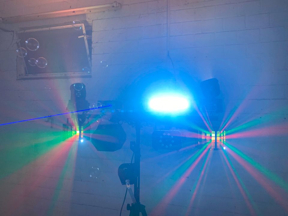 ❌ Lichtständer 2 Licht Seifenblasen LED Laser Nebel Strobo Mieten in Hatten