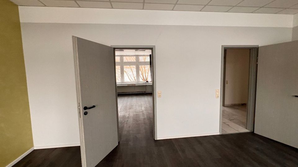 Komplettes Gebäude/ 25 Zimmer Büro Praxisfläche Kanzlei / 1.300m² in Untersteinach