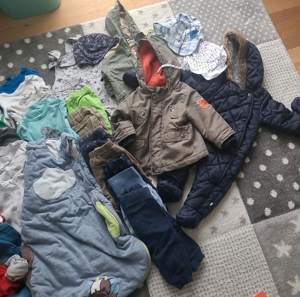 Jungen Kleiderpaket 51-teilig in Größe 68 in Hollenbach