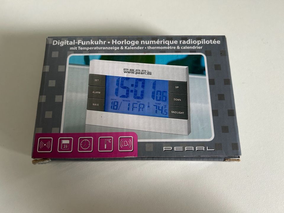 Pearl Digital Funkuhr mit Temperaturanzeige und Kalender in Mannheim