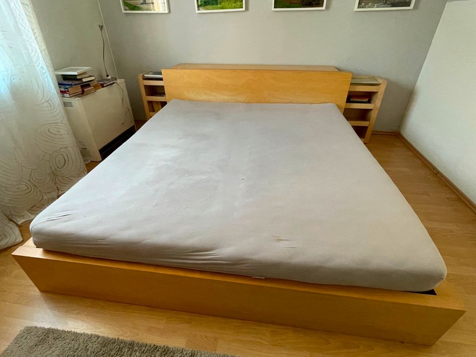 Ikea Bett mit AblageKopfteil mit fahrbaren Auszügen in Weingarten (Baden)
