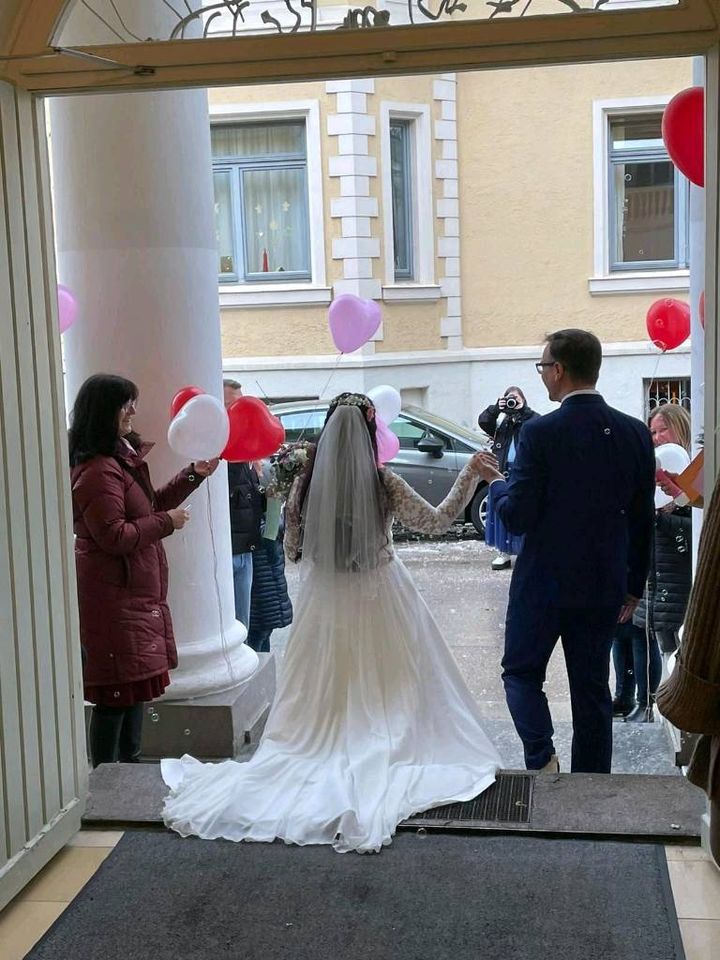 Brautkleid mit Spitzenärmeln in München