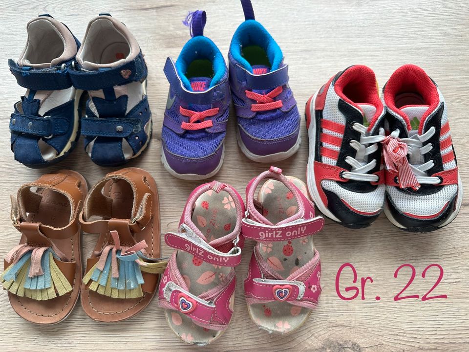 Babyschuhe Schuhe Mädchen Gr. 22 Sandalen Turnschuhe in Groß-Gerau