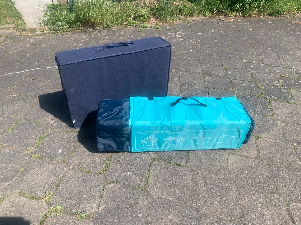 Reisebett und der Farbe blau/Schwarz von Hauck in Viereth-Trunstadt