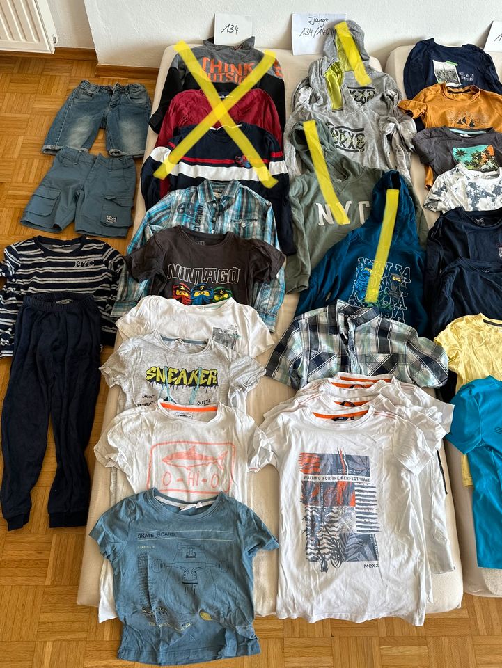 verschiedene Shirts, Sweater u. Jeans f. Jungs Gr.134/140, in Bad Abbach
