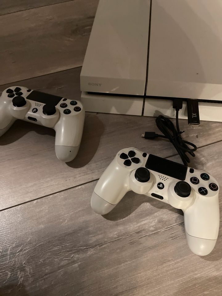 PlayStation 4 weiß 2 Controller in Delligsen