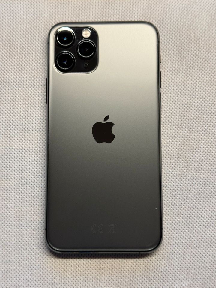 iPhone 11 Pro 256 GB space grey mit 5 Apple Hüllen in Rietberg