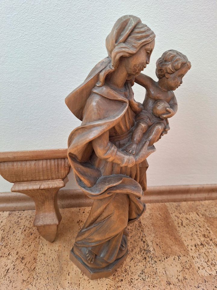 Holzfigur Madonna mit Kind mit Sockel in Oftersheim