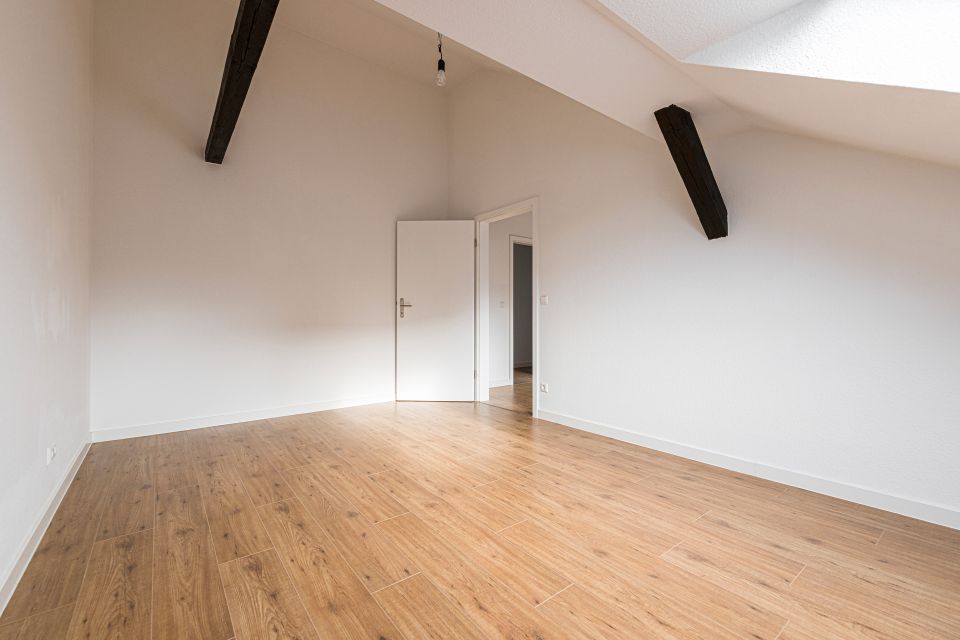 Im hellen Dachgeschoss: 2-Zimmer-Altbauwohnung mit modernem Komfort in Leipzig